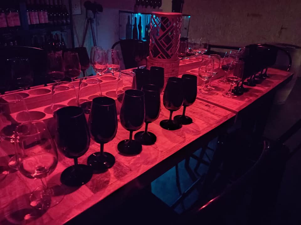 Dégustation à l'aveugle en salle obscure